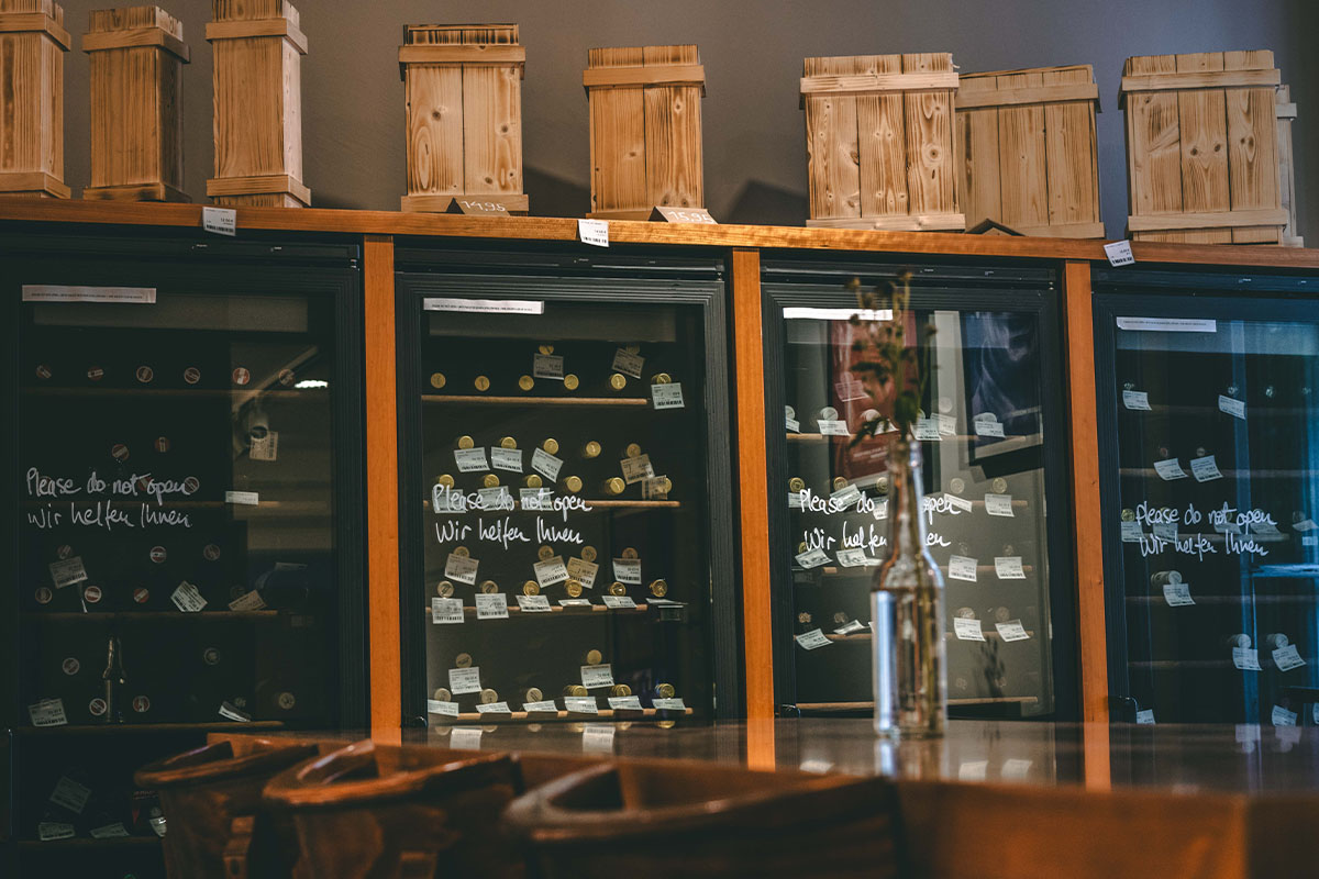 Ein Blick auf die vielen Weinkühlschranke der Filiale Prenzlauer Berg