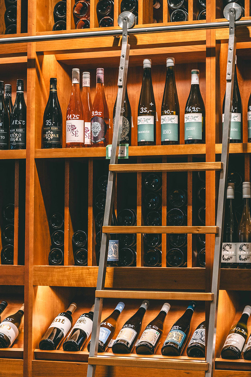 Blick in das Sortiment, in den Wandschränken