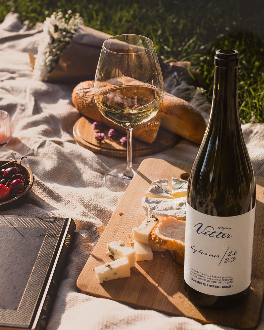 Moodbild: Ein Picknick im Freien mit einem guten Glas Wein – Sylvaner vom Weingut Stefan Vetter