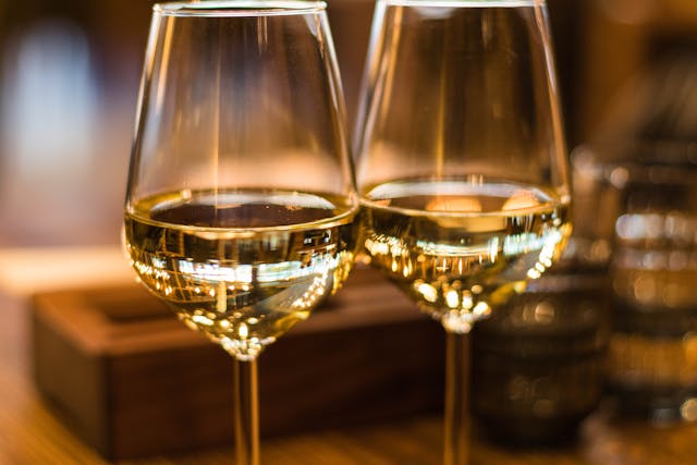 Feingliedrig, vielschichtig und niemals laut: Burgundersorten wie Pinot Noir, Chardonnay oder Weißburgunder stehen für große Eleganz. Ein Abend voller leiser Töne und langer Nachklänge.